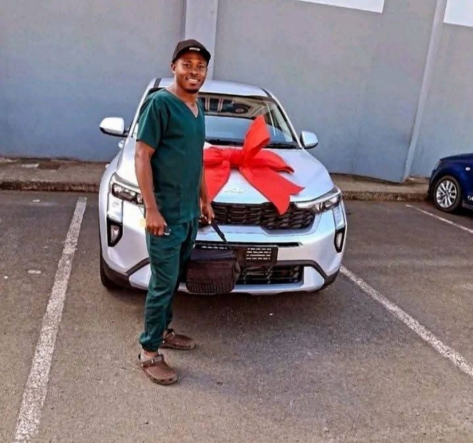 Congratulations Mr Maseko 🎀 on your Kia Sonet and happy mileage 🎊🎉🍾🍾  Thank you for trusting us with the process of the delivery 🤝